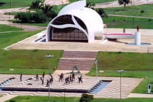 Monumento "Os 18 do Forte" e "Memorial Coluna Prestes" ao fundo - Praça dos Girassóis, Palmas, Tocantins.