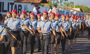 Alunos do Colégio Militar em Araguaína.