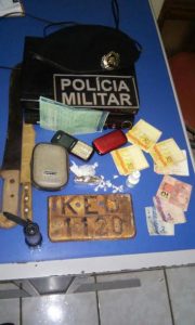 Material apreendido com trio de traficantes de drogas em Pindorama.