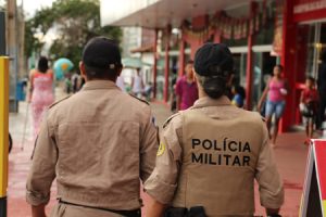 Policiais Militares  patrulham preventivamente as ruas da capital