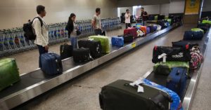 passageiros-aguardam-para-pegar-suas-bagagens-em-uma-das-esteiras-do-desembarque-internacional-no-aeroporto-de-cumbica-em-sao-pa
