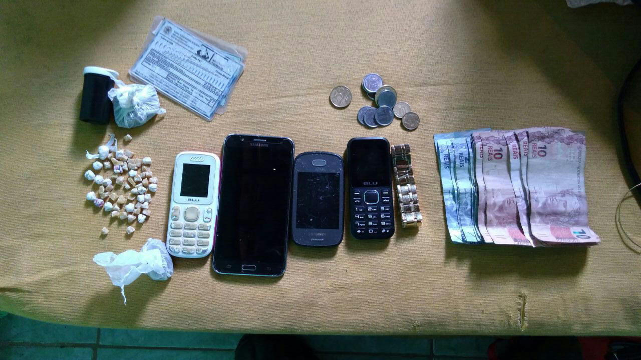 Drogas e objetos apreendidos com jovem acusada de tráfico em Palmas