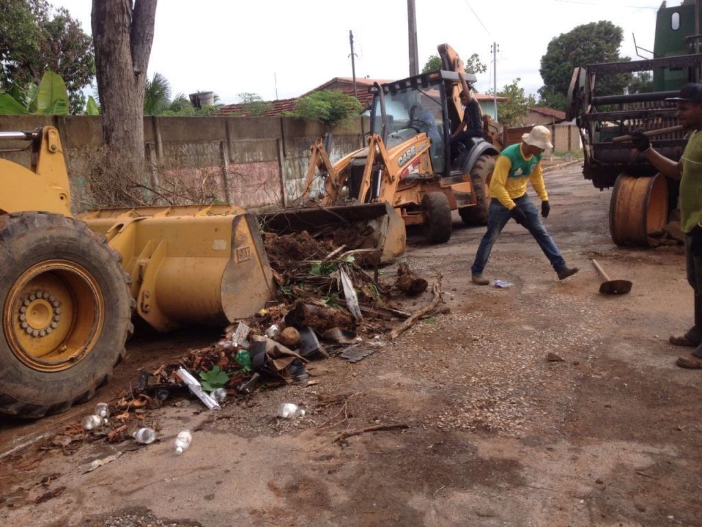 Em Araguaçu, além das visitas de sensibilização, lixo e entulho dos quintais dos moradores estão sendo recolhidos - Divulga