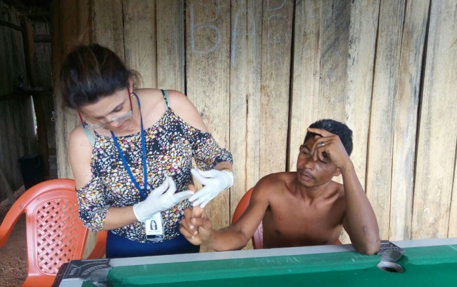 Técnica Neusa Bernardes realizando teste rápido e da gota espessa em morador de Araguatins - Divulgação