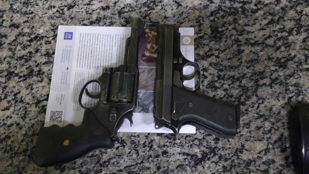 Armas apreendidas pela PM após confronto com indivíduos na zona rural de Porto Nacional.