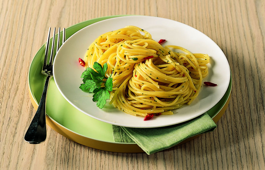 spaghetti-aglio-olio-peperoncino-890x570