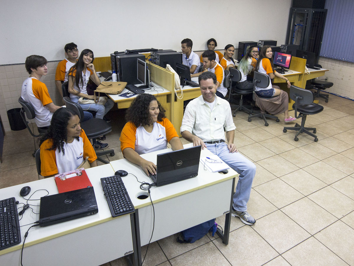 Alunos do curso de informática do Senac, em sua maioria, é formado por jovens, na faixa etária de 16 a 29 anos e 70% mulheres (dados Senac 2016)