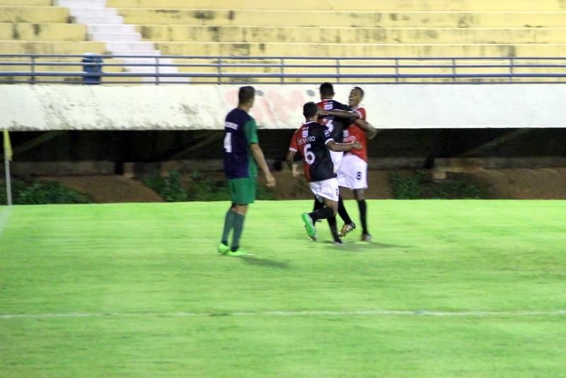 Jogadores do Capital comemoram gol contra o Paraíso no estádio Nilton Santos - Foto João ino Cavalcante Divulgação