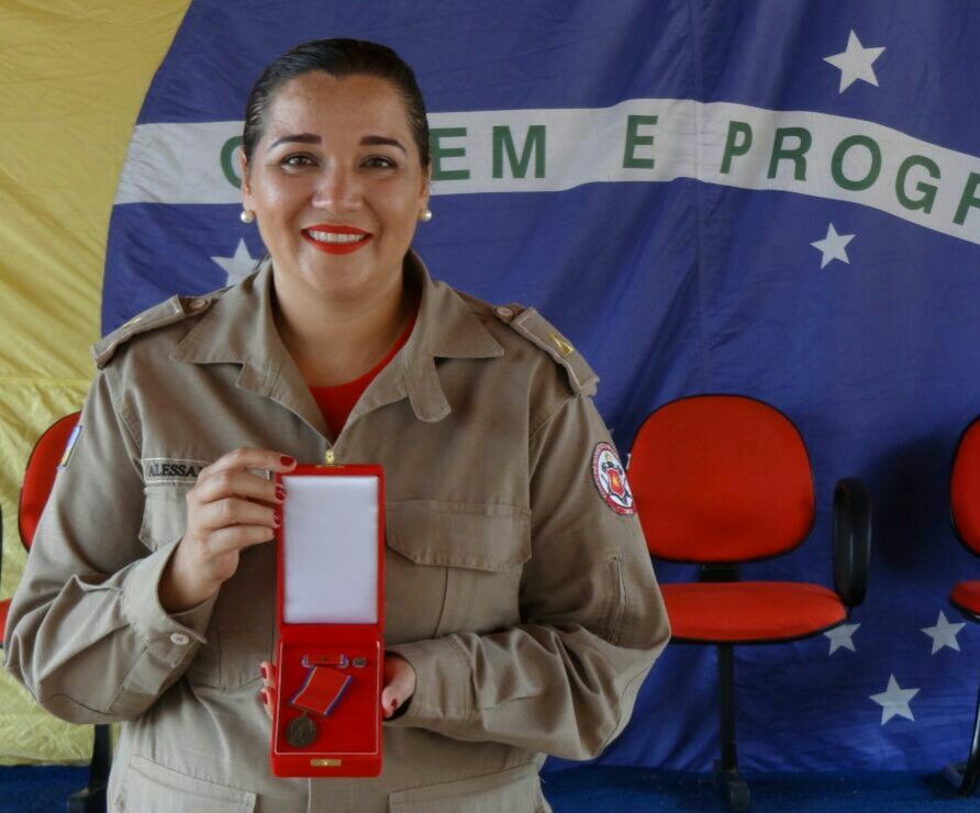 Subtenente Alessandra recebendo medalha por tempo de serviço prestado ao Corpo de Bombeiros