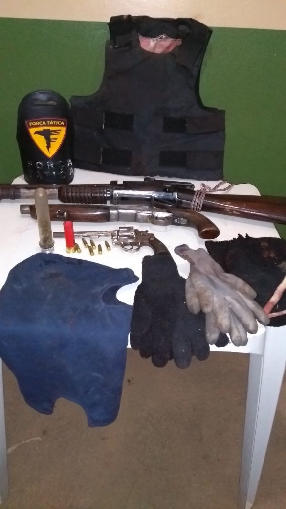 Armas e objetos apreendidos pela PM em Rio da Conceição