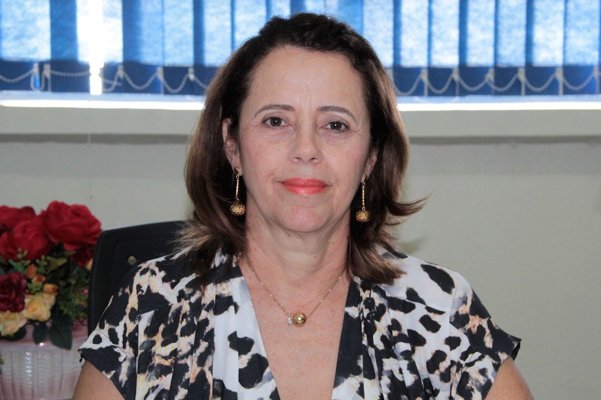 diretora da Escola Frederico Pedreira, Aurora Mazarello Silva Souza