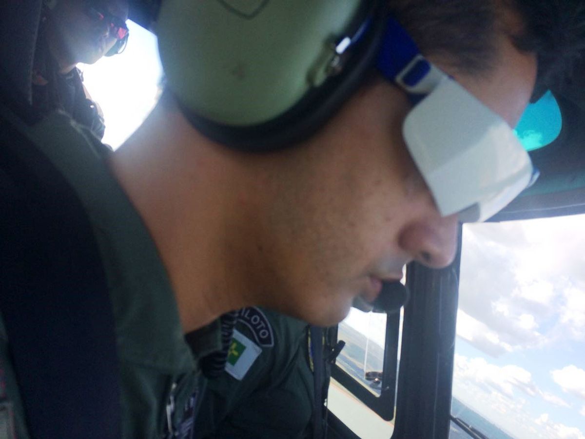 Capitão Bolentini durante voo