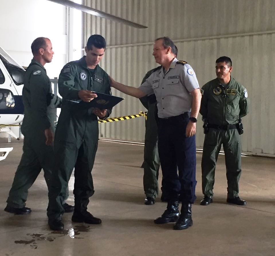 Policial Militar da PMTO recebe diploma de Comandante de Helicoptero Policial de Sergio Luiz Ferreira de Souza, presidente do Conselho de Avaliação de Comandante de Aeronove