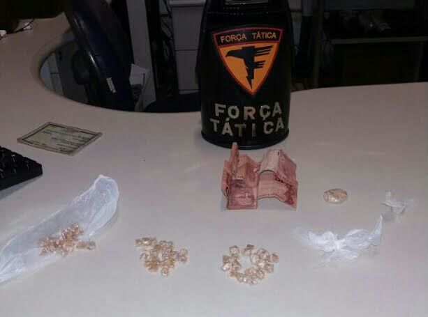 Drogas e dinheiro apreendidos com suspeito de tráfico em Palmas.