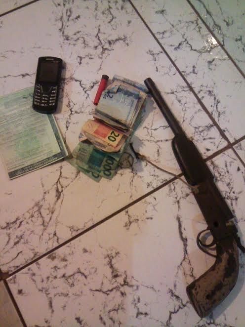 Dinheiro roubado em posto de combustível e arma utilizada no crime.