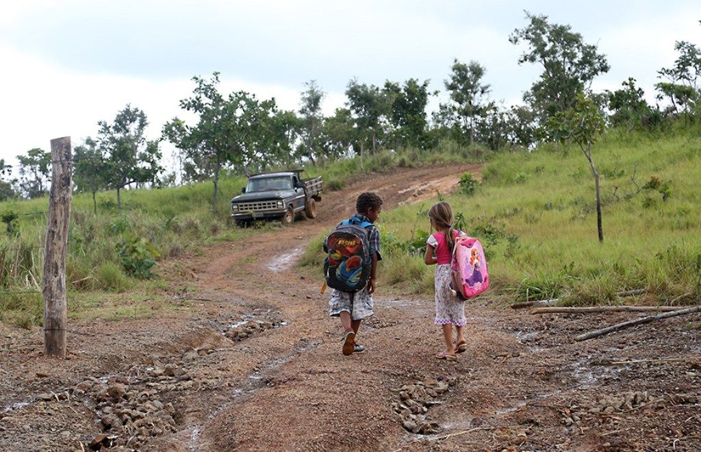 Crianças-do-Pau-Ferrado-caminham-todos-os-dias-cerca-de-2-km.png