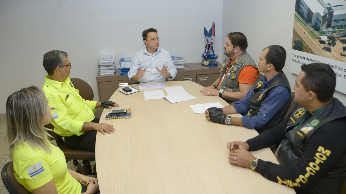 Secretário Danilo Melo recebeu representantes de motociclistas nesta segunda, 21