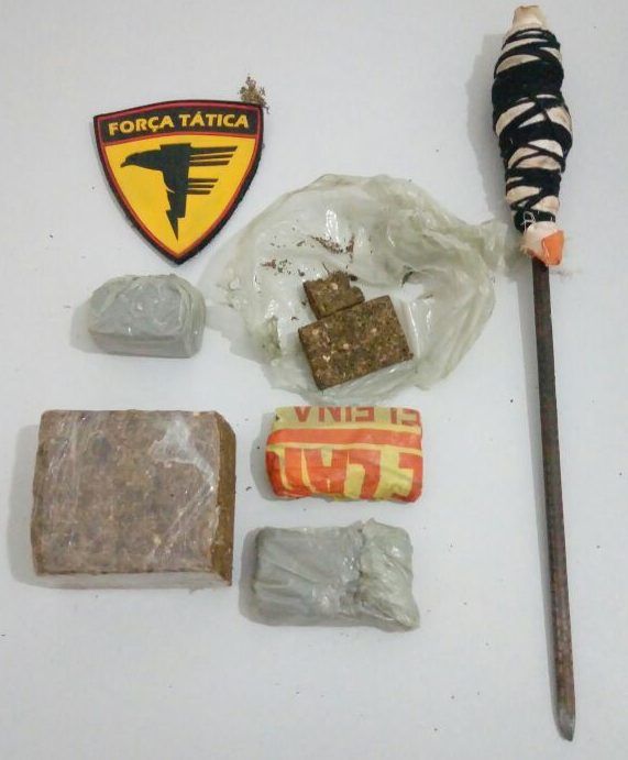 Suspeito é preso com drogas e arma artesanal em Paraíso