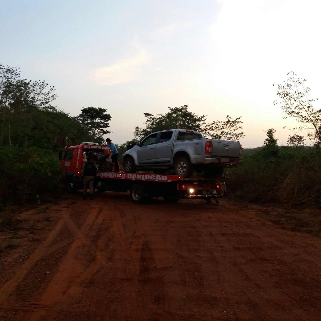 Caminhonete usada pelos bandidos durante o crime, é recuperada pela PM (Crédito: Divulgação PMTO)