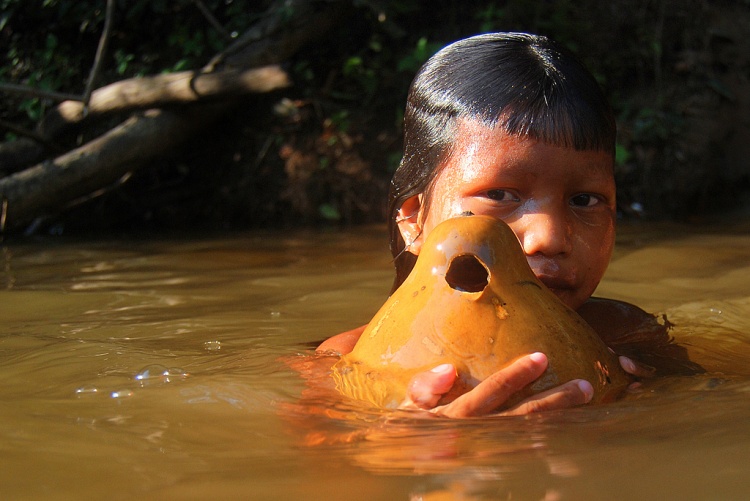 Menina indígena Krahô-Kanela no Rio Javaé, TO.