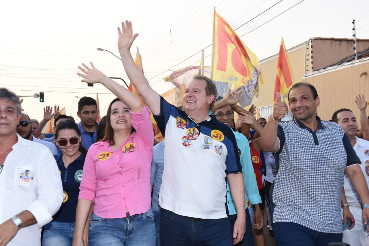 Após pausa em campanha: Multidão recepciona Carlesse e reunião vira grande caminhada em Gurupi
