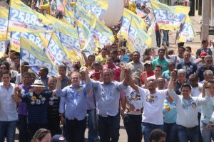 Araguaína no centro das campanhas: Carlesse arrasta multidão e mostra popularidade; Amastha tem recepção calorosa em aeroporto