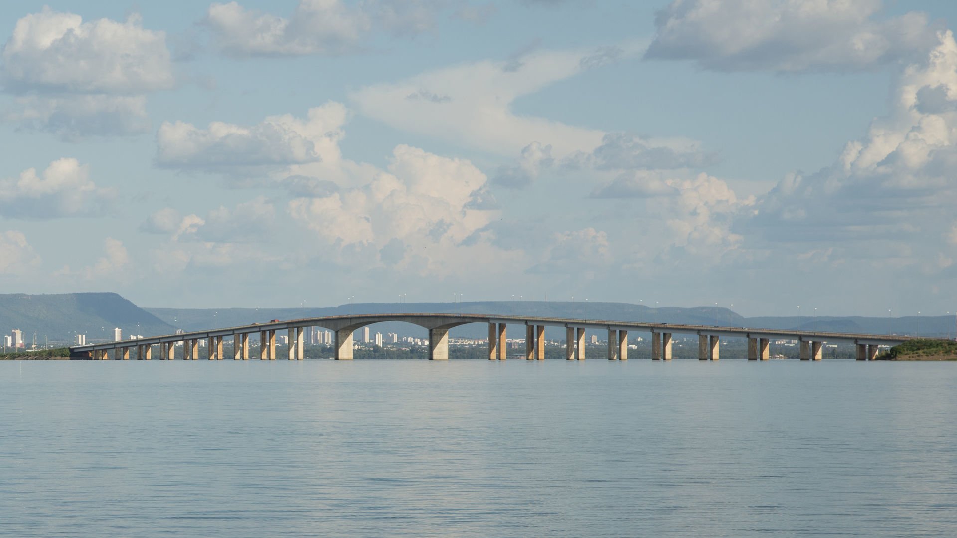 A Ponte da Amizade e da Integração ou Ponte Fernando Henrique Cardoso, é uma obra rodoviária localizada na rodovia TO-080, no estado do Tocantins. A Ponte Fernando Henrique Cardoso liga a cidade de Palmasao distrito de Luzimangues, no município de Porto Nacional, além da cidade vizinha de Paraíso do Tocantins e da rodovia BR-153. A obra, constituída de 3 pontes e quatro aterros, faz a travessia sobre o Rio Tocantins, mais precisamente sobre o lago formado pela UHE Lajeado. Palmas - TO Foto; Edu Fortes