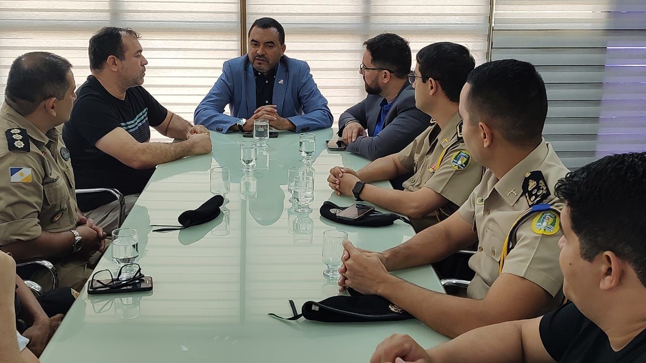 Governador Wanderlei se reuniu com as Forças de Segurança para tratar do episódio na Praça dos Girassóis - Foto - Governo do Tocantins