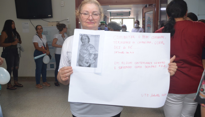 A técnica de enfermagem Isabel Soares De Oliveira Carvalho, trabalhava no mesmo setor e prestou sua homenagem à amiga- Foto - Ellayne Czuryto/Governo do Tocantins