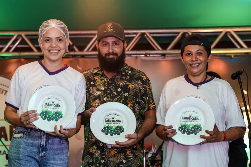 Laís Banício, Felipe Santos e Jucilene Batista foram os vencedores do concurso gastronômico na Festa da Colheita da Jabuticaba - Foto - Lia Mara/Prefeitura de Palmas