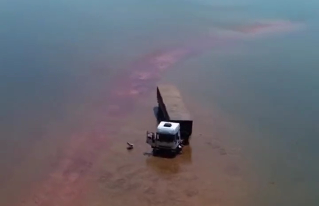O motorista de um caminhão decidiu se refrescar nas margens do rio Tocantins, porém, sua escolha imprudente resultou em uma situação perigosa.