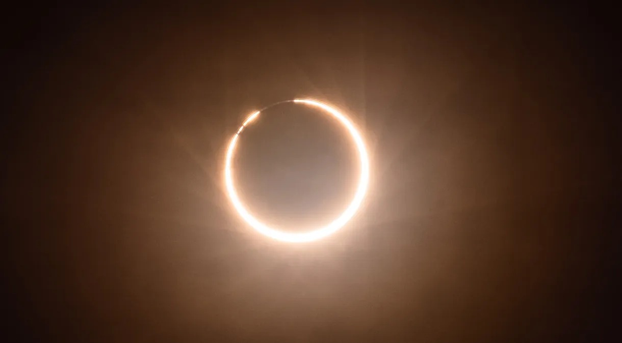 Eclipse anular do Sol aconteceu neste sábado 14 - Foto - Costfoto/Barcroft Media via Getty Images
