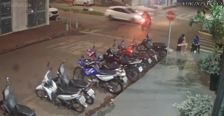 Carros atingem cerca de 10 motos estacionadas durante acidente avenida de Araguaína