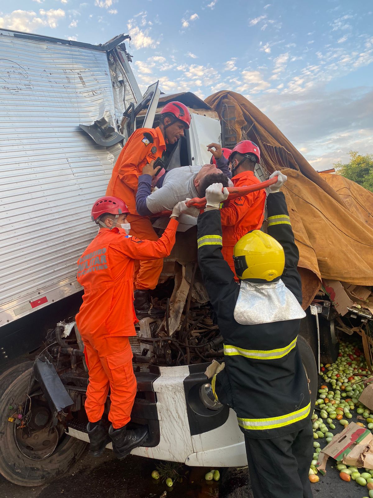 Motorista precisou de ajuda pra sair de dentro do veículo após colisão - Foto - Corpo de Bombeiros do Tocantins