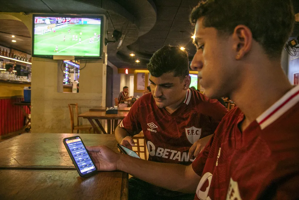 No Brasil, houve aumento significativo dos aplicativos de apostas ligados aos jogos de futebol — Foto: Guito Moreto/Agência O GLOBO