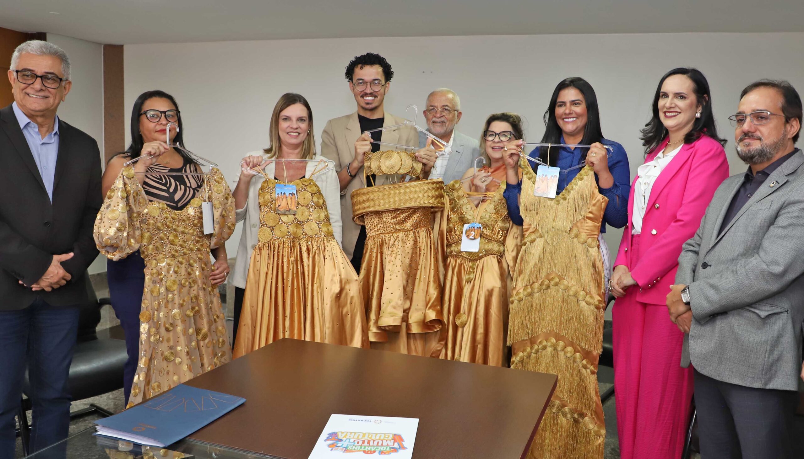 Entrega de peças da coleção de vestidos de Capim Dourado - Foto - Loise Maria/Governo do Tocantins