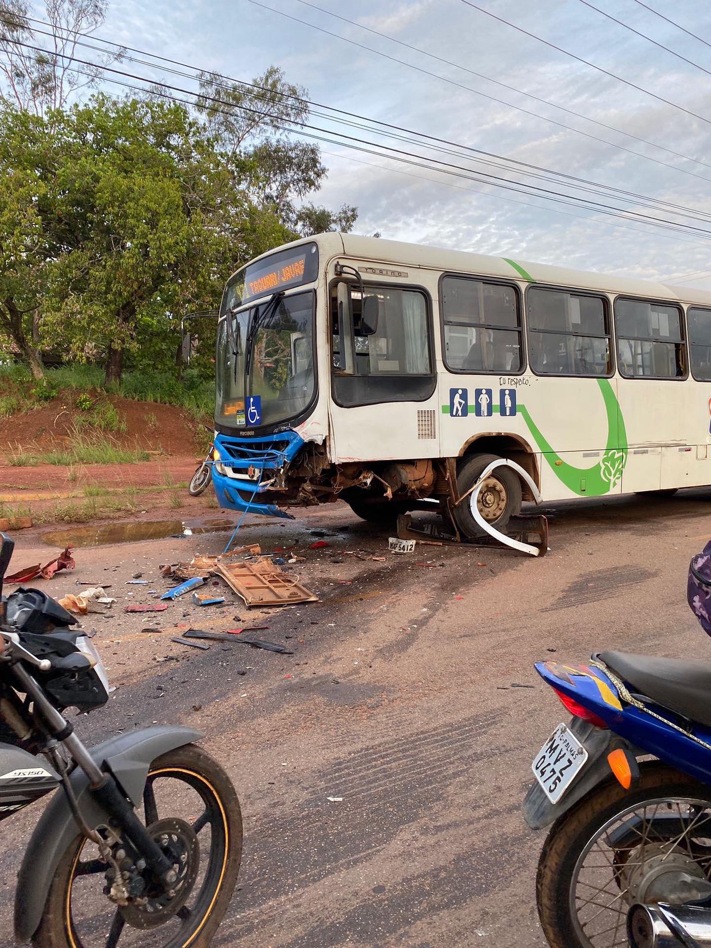 Acidente envolveu carro de passeio e um ônibus do transporte coletivo de Palmas - Foto - Palmas Online