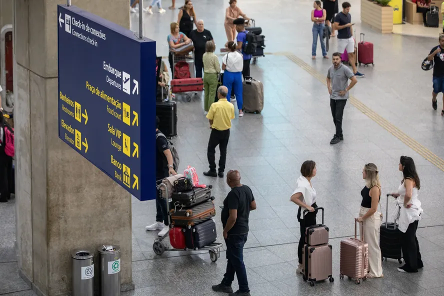 Desembarques domésticos e internacionais no Aeroporto do Galeão — Foto: Ana Branco / Agência O Globo