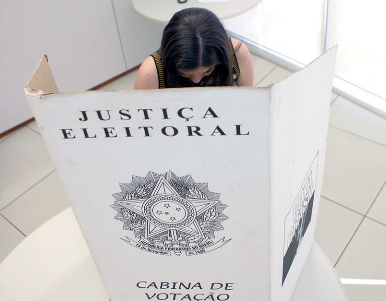 Mulher votando - Foto - Divulgação TRE