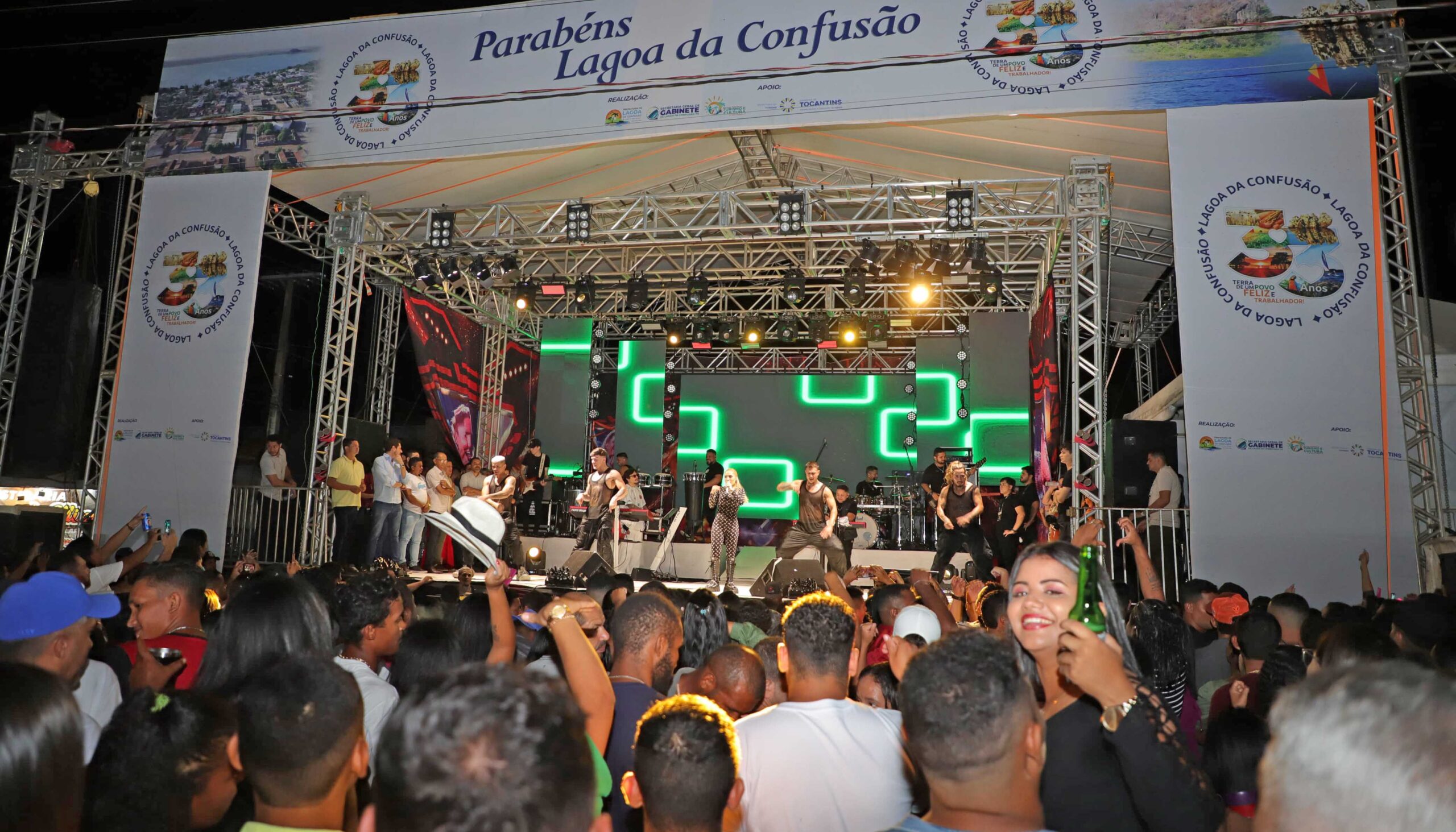 Apresentação da cantora Manu Batihdão encerrou festividades de segunda-feira pelo aniversário de Lagoa da Confusão - Foto - Adilvan Nogueira/Governo do Tocantins
