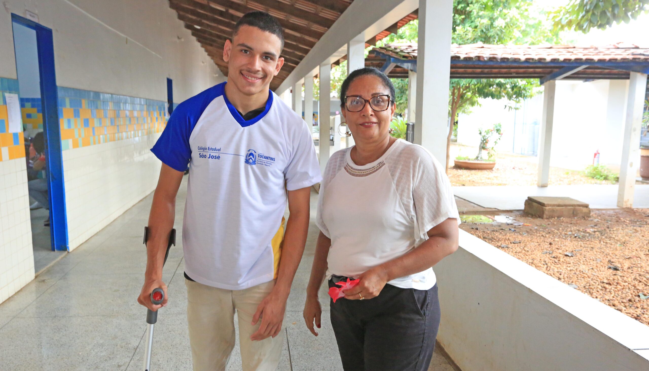 Guilherme e a professora Tânia Regina - Foto- Mari Rios/Governo do Tocantins