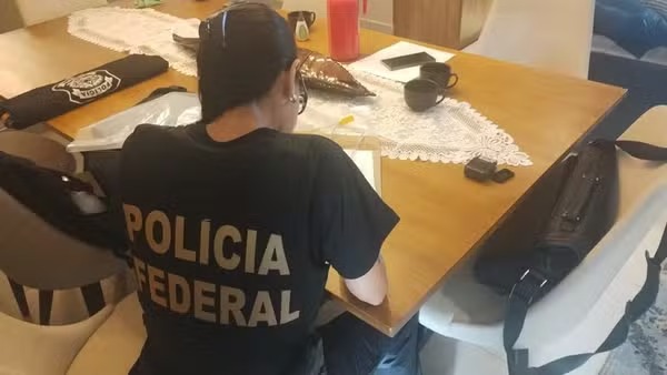 Policial federal cumpre mandado da operação Lesa Pátria — Foto: PF/Divulgação