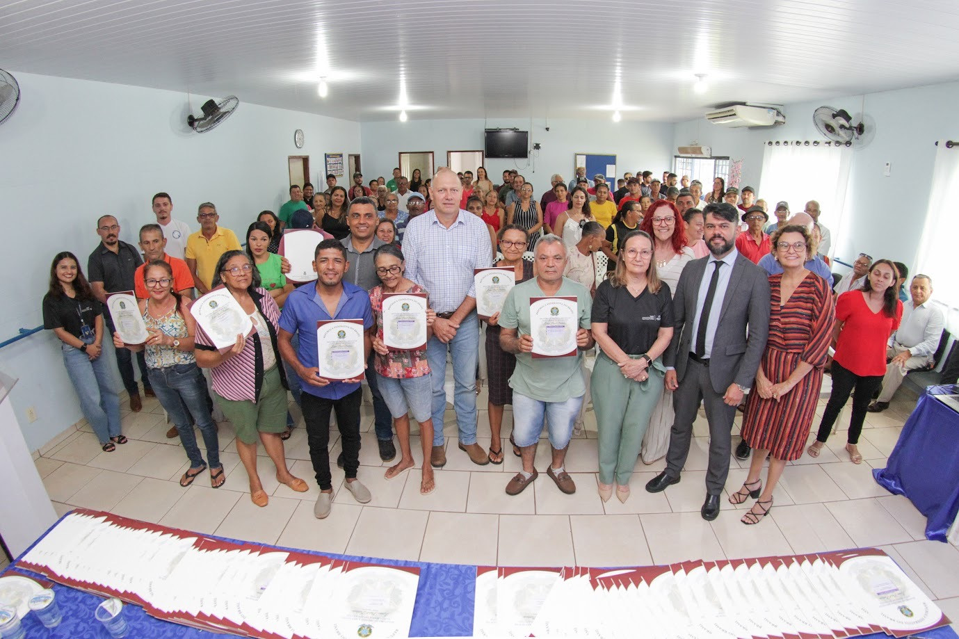 Moradores de Santa Maria do Tocantins e Pequizeiro comemoraram recebimento do título de propriedade, durante solenidade - Foto: Lucas Nascimento/TJTO
