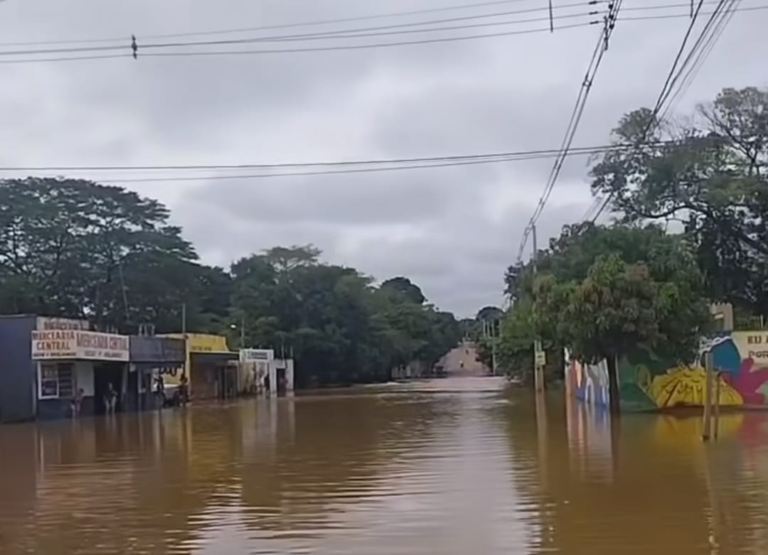 Córrego Pouso do Meio transbordou por conta das chuvas intensas - Foto - Jairo TV/Reprodução