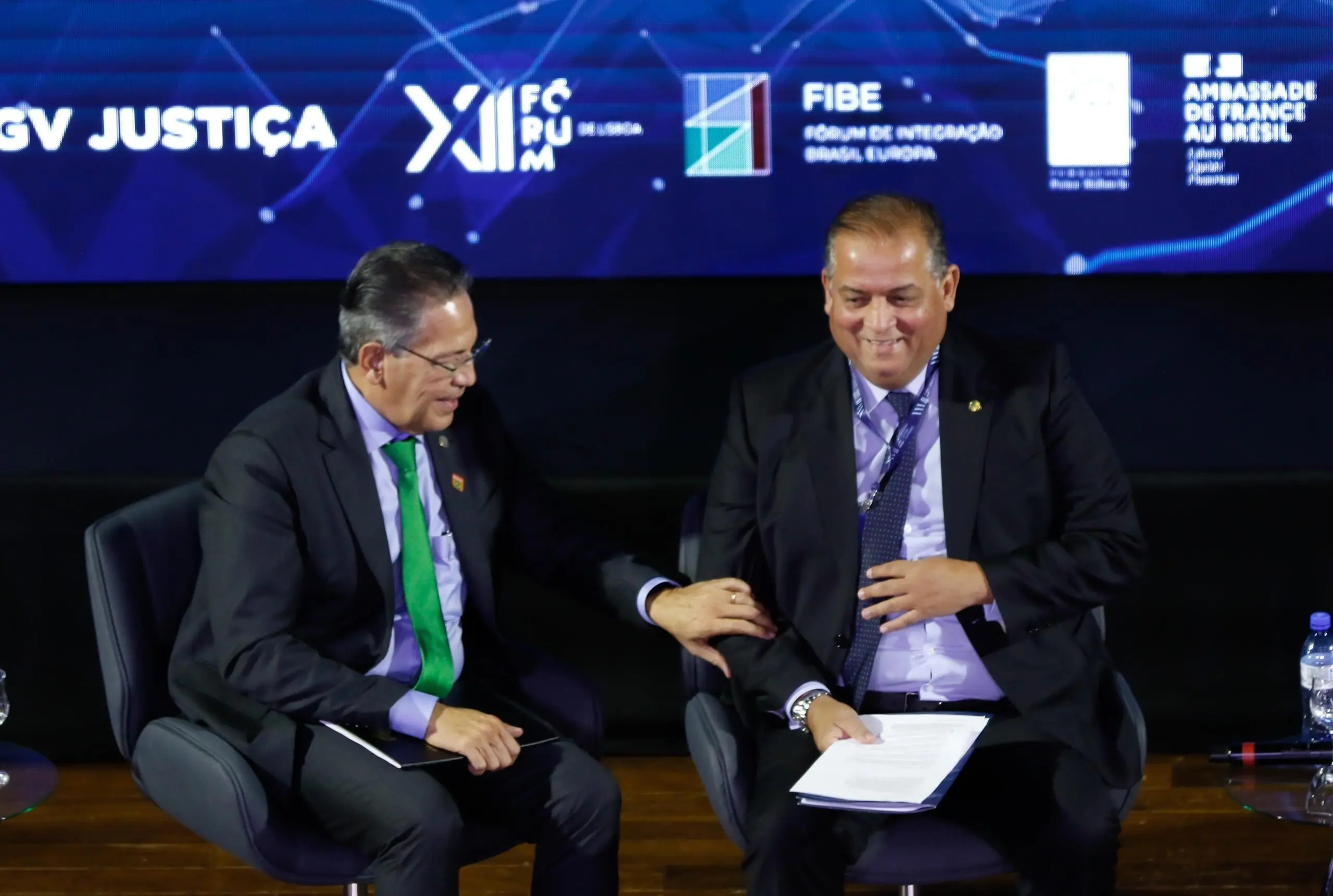 Senador Eduardo Gomes media XVII Congresso Internacional de Direito Constitucional