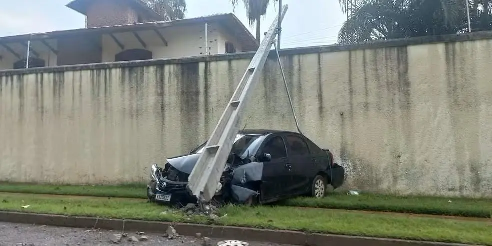 Motorista perde controle do carro, invade calçada e derruba poste de iluminação pública