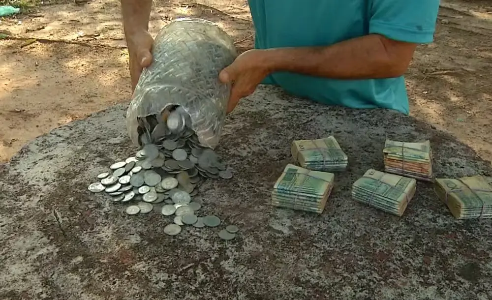 Waloar Pereira Valadares mostra Cruzados que encontrou em mala após morte do pai — Foto: Reprodução/TV Anhanguera
