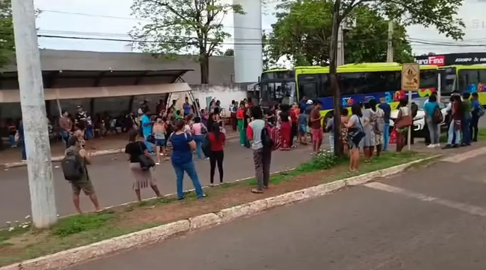 Demora nos ônibus gera protesto entre passageiros do transporte público de Palmas — Foto: Reprodução/Redes Sociais
