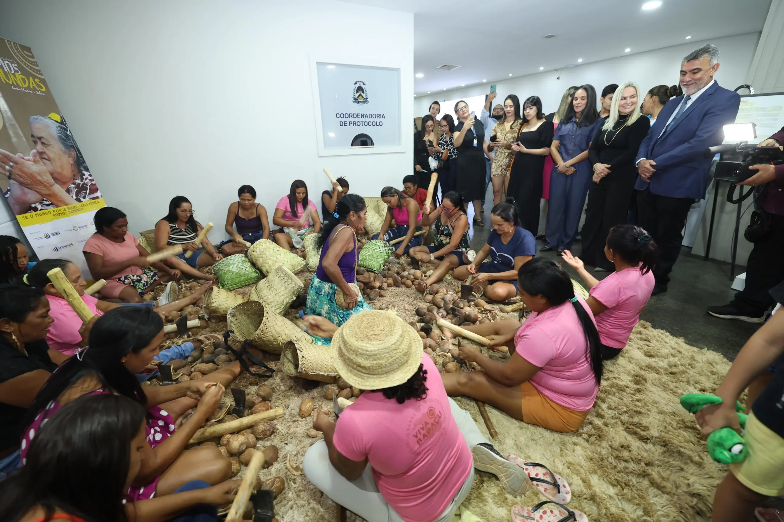 Com retrato da jornada e luta das quebradeiras de coco no Tocantins, exposição Somos Raimundas é aberta em Palmas