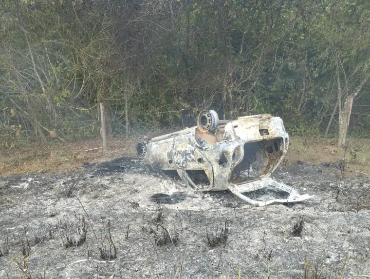 Carro ficou totalmente queimado. / Foto: Polícia Militar
